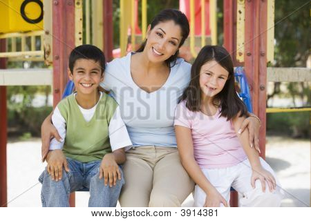Midden-Oosten familie Sat op klimmen Frame In Park