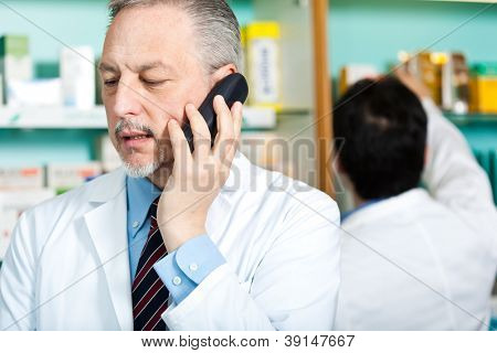 Dwa farmaceutów w ich sklepie