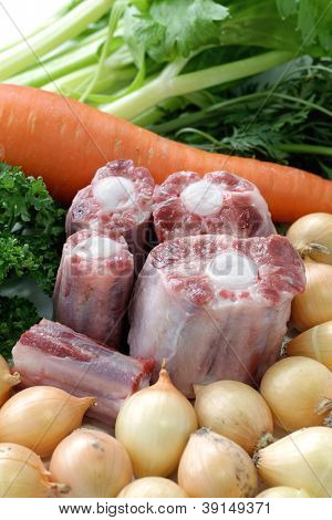 rå oxtail og grøntsager