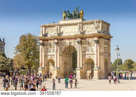 Paris, France - 9 September, 2012: People Walking In Front Of The Arc De Triomphe Du Carrousel. The 