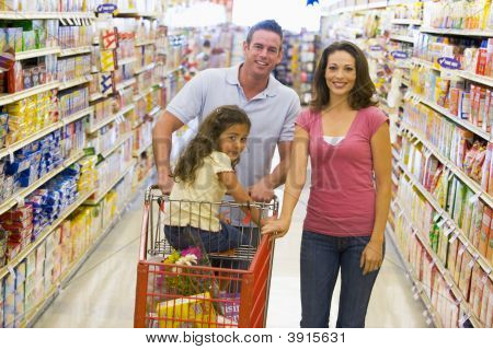 Kadın el arabası itme süpermarket