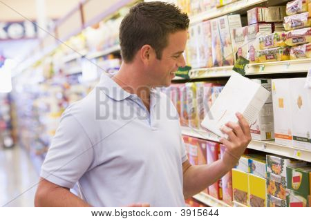 Man Shopping i snabbköp