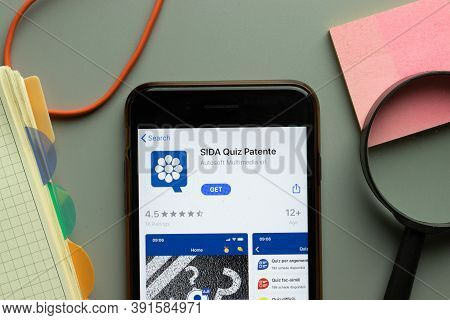 New York, Usa - 26 October 2020: Sida Quiz Patente Mobile App Logo On Phone Screen Close Up, Illustr
