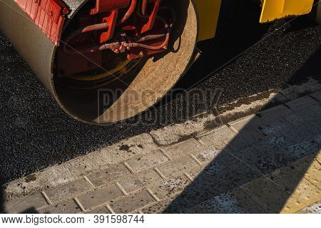 Asphalt Road Roller With Heavy Vibration Roller Compactor Press New Hot Asphalt On The Roadway On A 