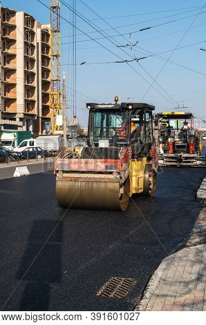 Asphalt Road Roller With Heavy Vibration Roller Compactor Press New Hot Asphalt On The Roadway On A 