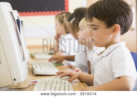 Bambini studiano su computer In Aula