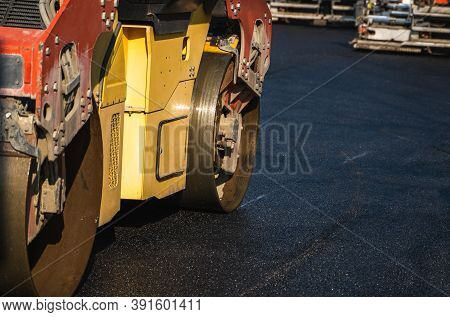 Asphalt Road Roller With Heavy Vibration Roller Compactor Press New Hot Asphalt On The Roadway On A 