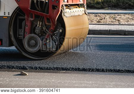 Asphalt Road Roller With Heavy Vibration Roller Compactor Press New Hot Asphalt On The Roadway On A 