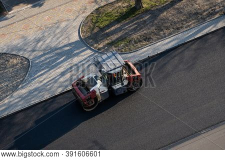 Asphalt Road Roller With Heavy Vibration Roller Compactor Press New Hot Asphalt On The Roadway On A 
