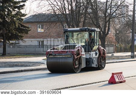 Asphalt Road Roller With Heavy Vibration Roller Compactor Press New Hot Asphalt On The Roadway On A 