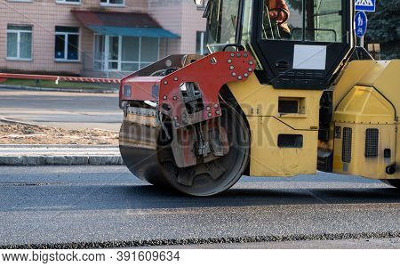 Asphalt Road Roller With Heavy Vibration Roller Compactor Press New Hot Asphalt On The Roadway On A 