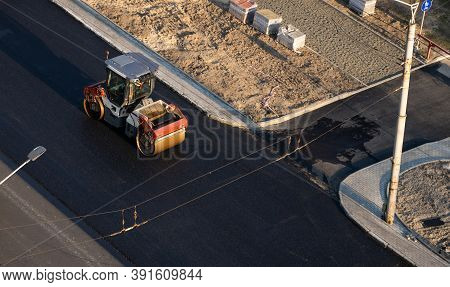 Asphalt Road Roller With Heavy Vibration Roller Compactor Press New Hot Asphalt On The Roadway On A 