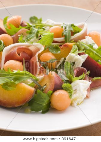 Fad af Cantaloupe Melon Parma skinke mozzarellaost og fersken