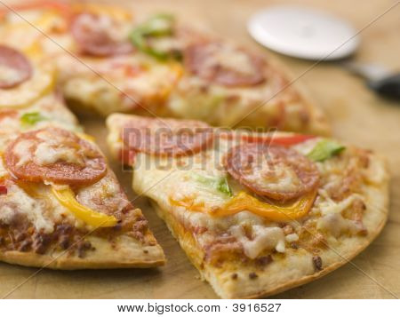 Pepperoni i pieprz Pizza z nożem do pizzy