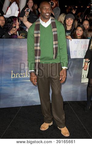 LOS ANGELES, CA - 12 novembre: Giocatore di gioco del calcio Terrell Owens arriva alla premiere di The Twilight