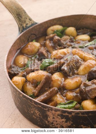 Oksehaler braiseret i rødvin med basilikum Gnocchi