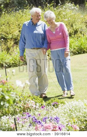 Senior Couple in einem blühenden Garten