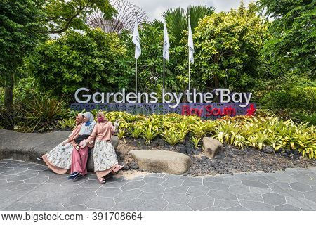 Singapore - December 4, 2019: Street Scene In Singapore At Sunny Day With Tourists In Front Of The N