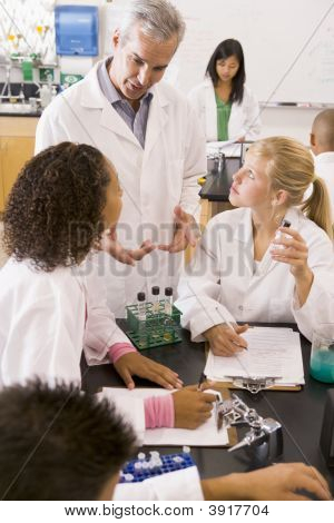 Estudantes na classe de física com professor