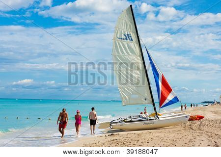 VARADERO, CUBA-NOVEMBER 3:Tourists nyder stranden November 3,2012 i Varadero.With over en million