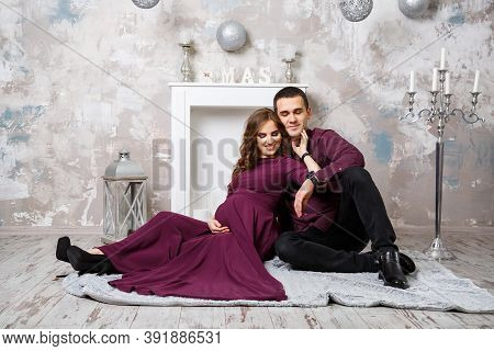 A Pregnant Brunette And A Happy Husband Are Sitting On A Ploo Looking Into The Distance, Happy Mothe