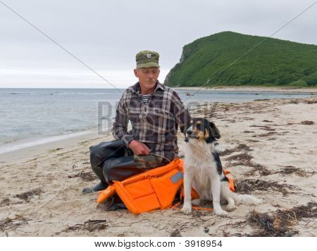 Mand og hund på stranden