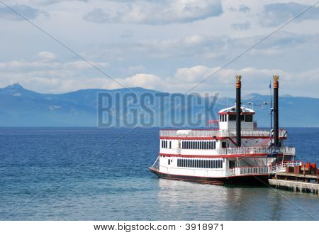 Rueda de paleta de barco en el lago