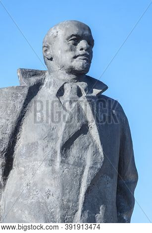 The Old Crumbling Monument Of Vladimir Lenin  In Postavi, Belarus. Postavi, Belarus / 20/09/2020