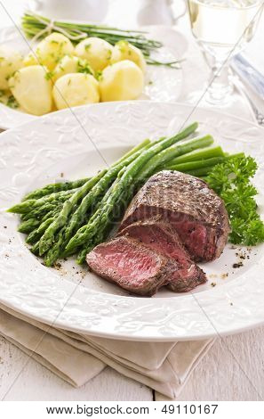 bistecca di manzo con asparagi