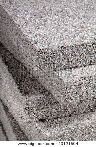 Pila de celulosa batt paneles, de los periódicos reciclados, utilizados como edificio termal ins