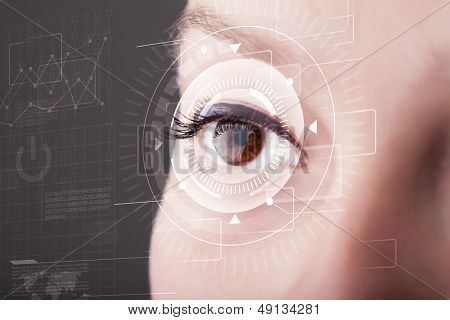 Moderní cyber girl s technologie oko dívá