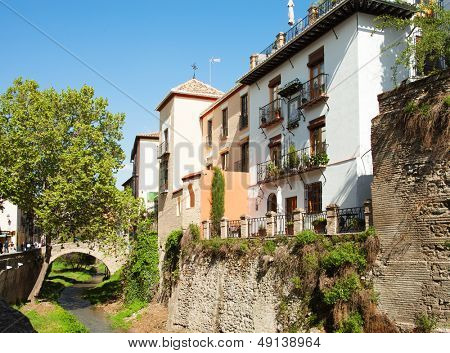 Granada.  Andalusien, Spanien. Carrera del Darro i Granada - en af de ældste gader.