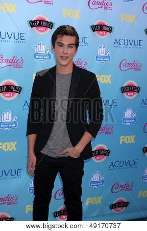 LOS ANGELES - 11 de ago: Jeremy Shada em 2013 o Teen Choice Awards no Gibson Ampitheater Univers