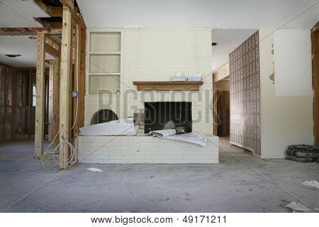 Camino in mattoni e mensole in casa in fase di ristrutturazione