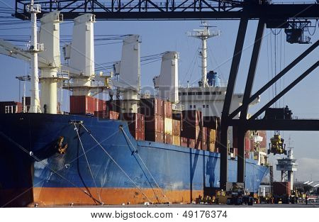 Nave porta-container nel bacino Melbourne Australia