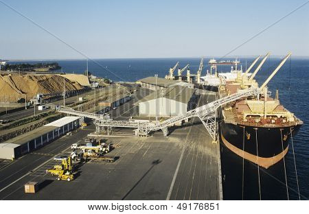 Trucioli di legno vista aerea caricamento sulla nave Victoria Australia