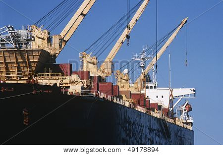 Cippato viene caricato sulla nave vettore sfusi per l'esportazione