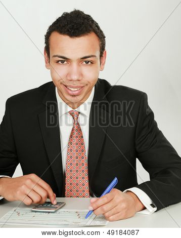 homme d'affaires jeune sur un bureau, isolé on white