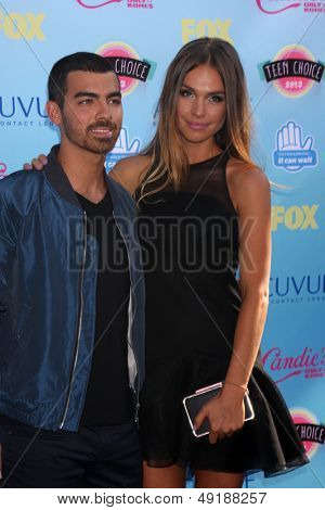 ลอสแองเจลิส - 11 aug: Joe Jonas, Blanda Eggenschwiler ที่ 2013 ทางเลือกรางวัลวัยรุ่นที่กิบสัน 