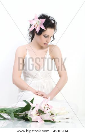 schöne Frau sitzt in das weiße Kleid.