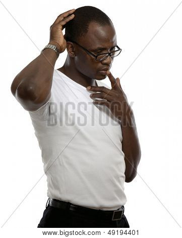 Africký Američan s bolesti hlavy, izolovaných na bílém pozadí
