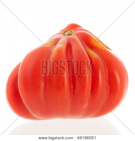 Coeur de boeuf pomodoro isolato su sfondo bianco