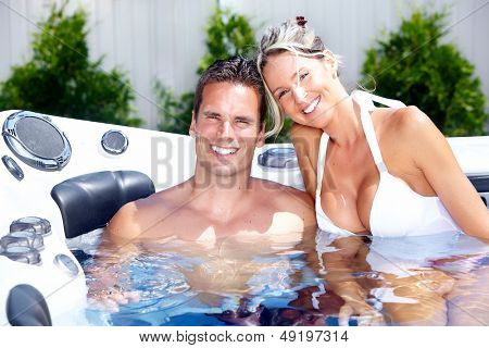 Heureux couple de détente dans le bain à remous. Vacances.