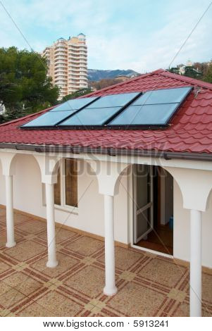 Solární Panel (geliosystem) na střeše domu.