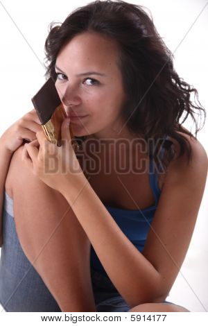 Girl holding chocolate in der hand
