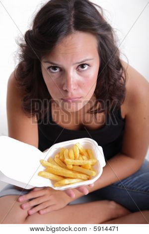 Mädchen mit Pommes frites