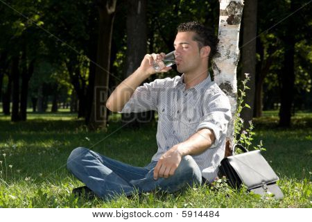 Kaufmann Trinkwasser in einem park