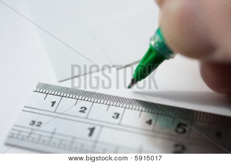 Règle et écrit de la main