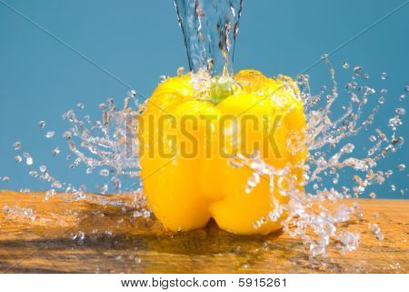 Koncepcja świeżych warzyw, Splash i Żółta papryka