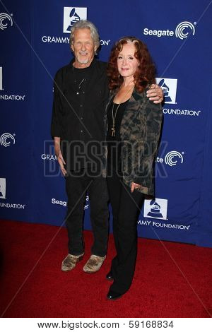 LOS ANGELES - JAN 23:  Kris Kristofferson, Bonnie Raitt at the 